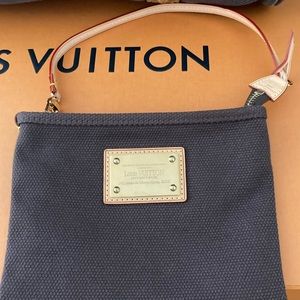 Louis Vuitton brown canvas Antigua pochette platt pm pochette.